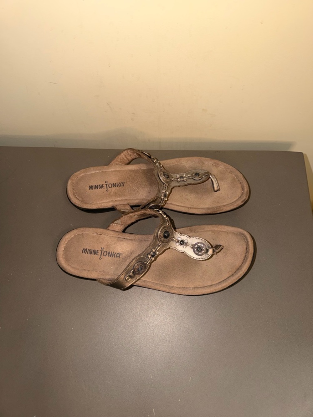 Womens Minnetonka Silverthorne 360 Leather Thong Sandals